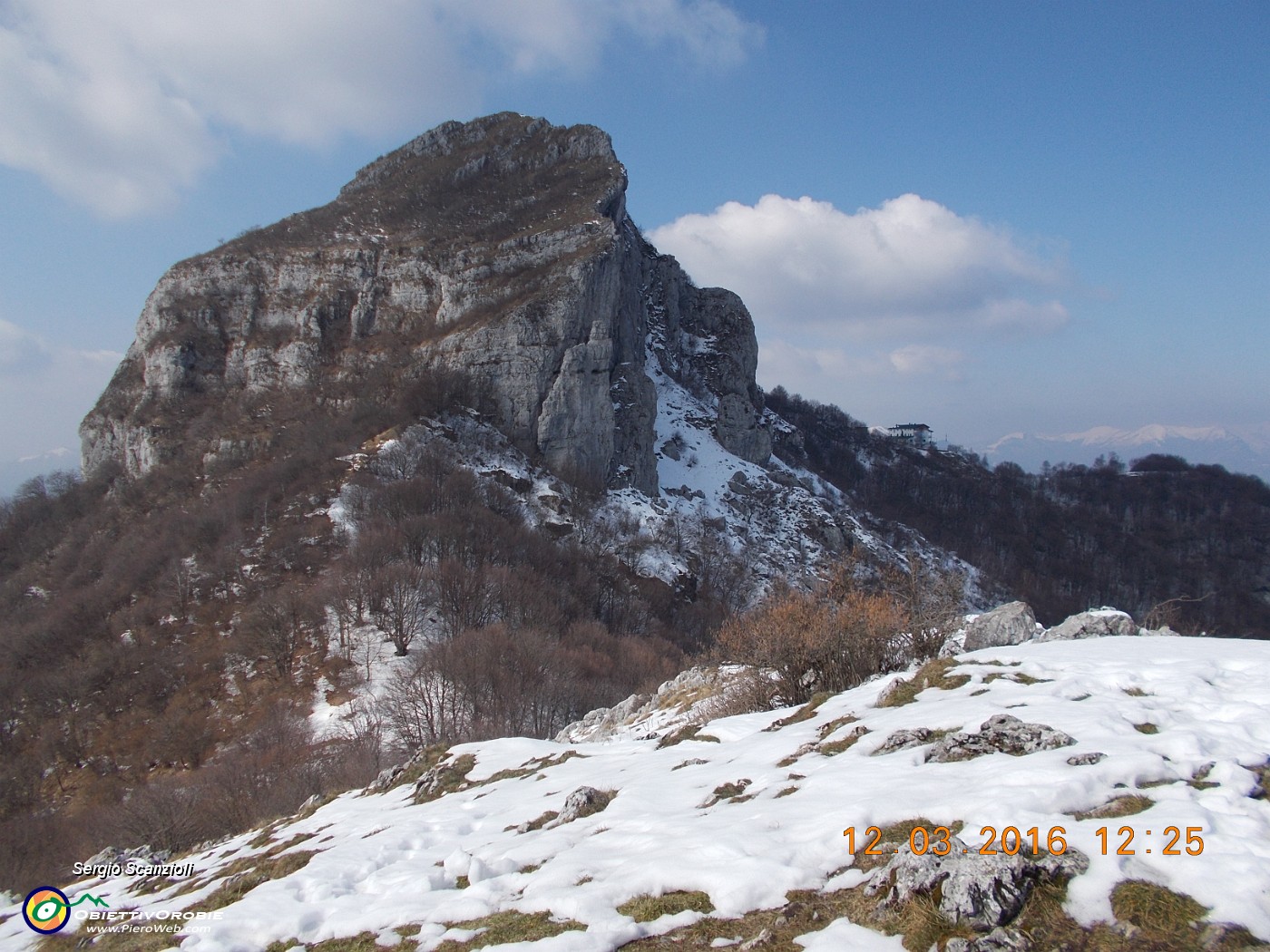 37 Corno Centrale e rifugio SEV sulla destra.JPG